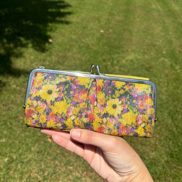 Hobo Lauren Daisies Floral Kiss Lock Clutch Wallet - Picture 3 of 10